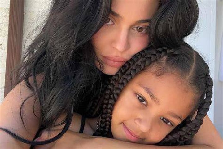 Kylie Jenner's Long Hair: A Style Icon's Journey