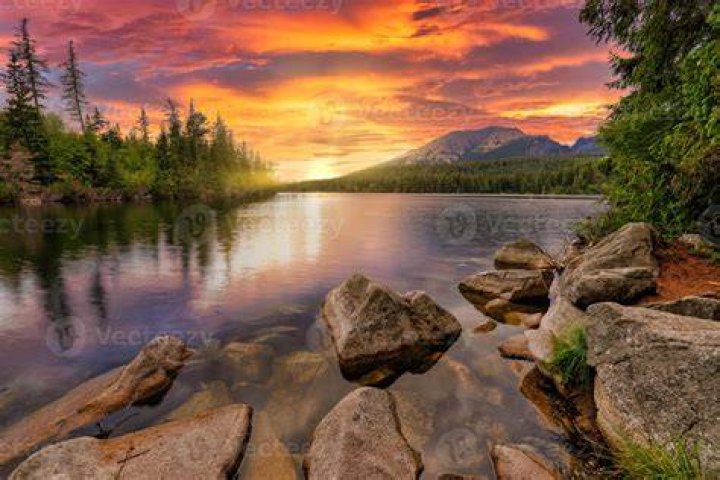 Lake Lauren: Stunning Scenery & Photos